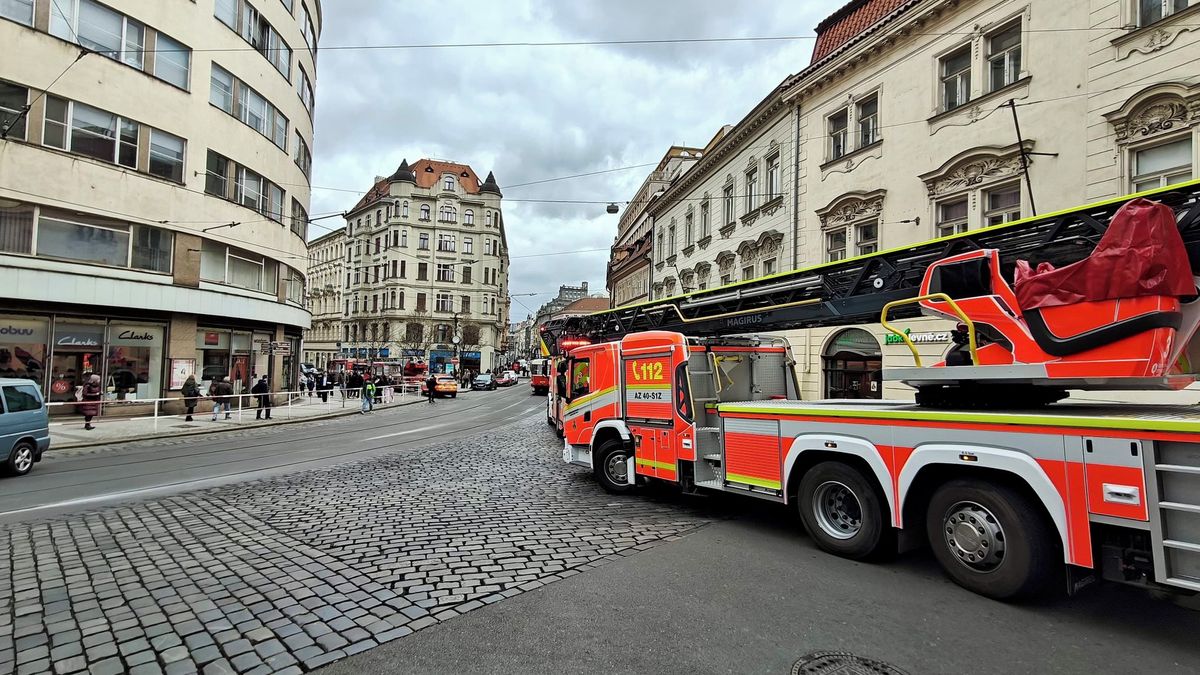 V pražském divadle hořela opona. Dva zranění, přes 400 evakuovaných